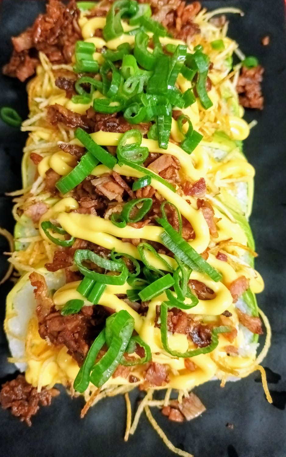 Rolls con Salsa Cheddar Tocino Cebollín